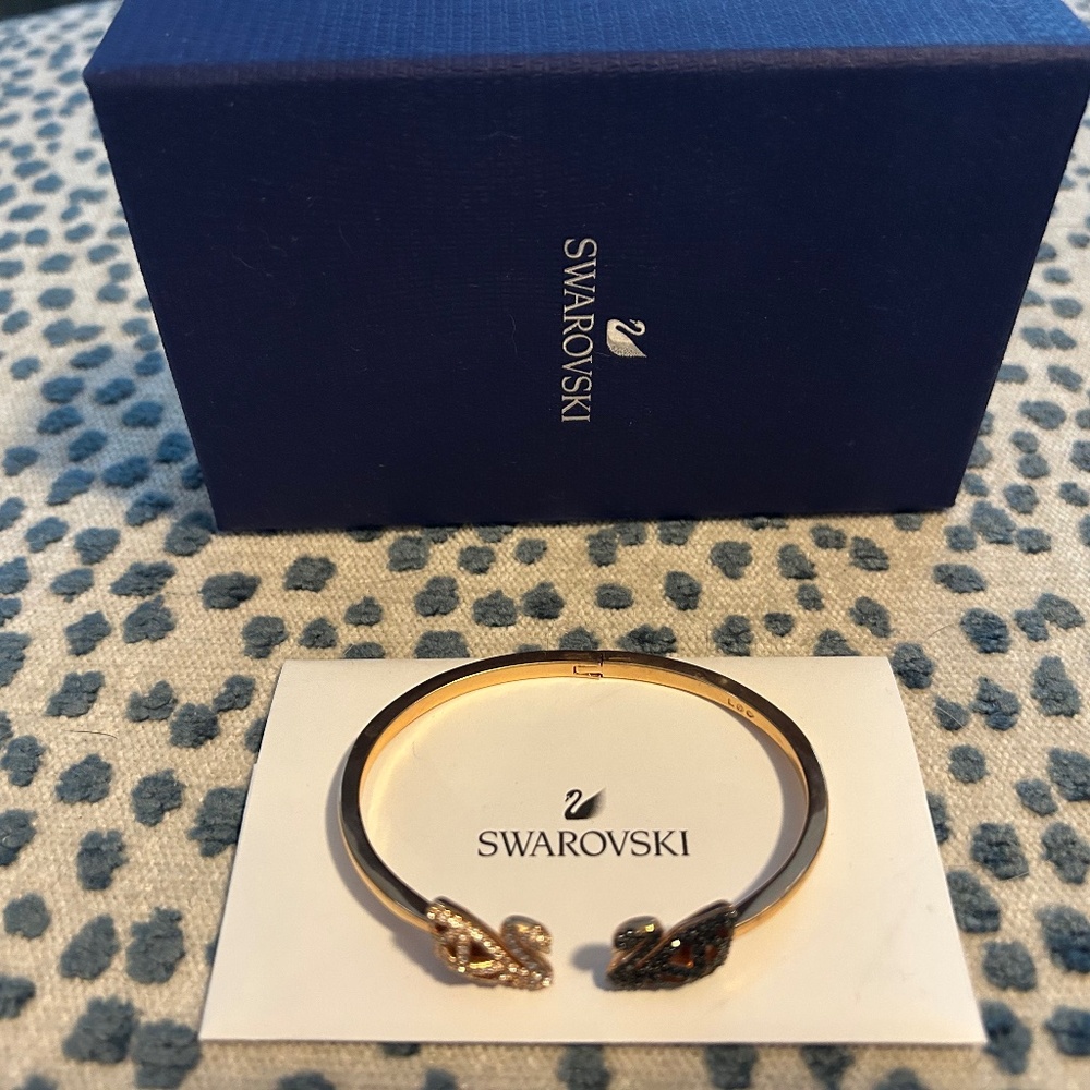 Iconic Swarovski Swan Bangle in Rose Gold
